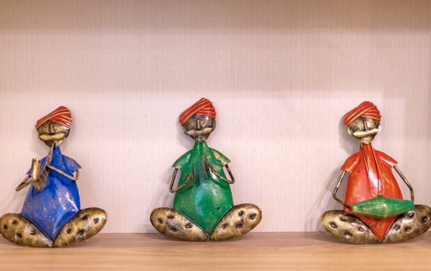 五颜六色的玩具穿着印度风格的衣服演奏音乐图片下载