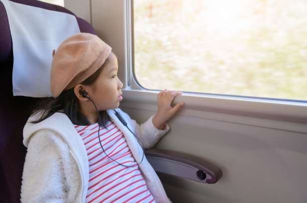 小旅行者听着耳机里的音乐图片下载