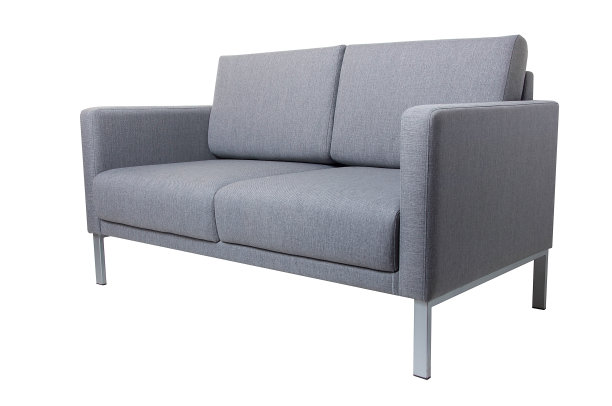 现代灰色织物沙发孤立在白色背景。图片下载