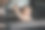 小女孩转动汽车的方向盘。图片下载