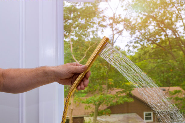 现代淋浴喷头，浴室里有自来水图片下载