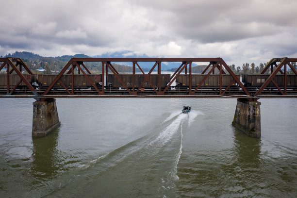 火车桥过河，无人机拍摄的航拍照片图片下载