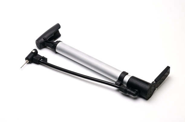 在白色背景上抽气的泵和针图片下载