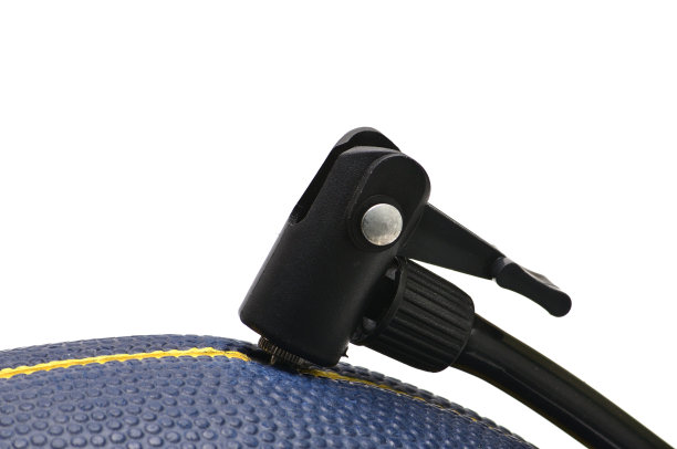 在白色背景上抽气的泵和针图片下载