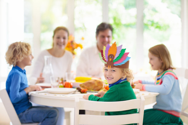 全家带着孩子吃感恩节晚餐。火鸡图片下载