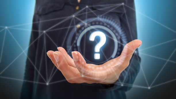 女商人在模糊的背景上使用问号和数字面图片下载