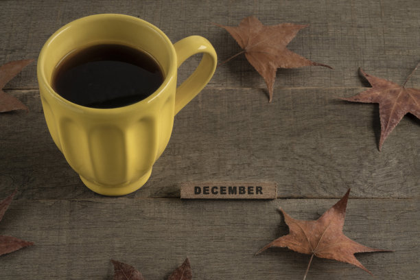 桌上放着咖啡和秋叶的十二月模板图片下载