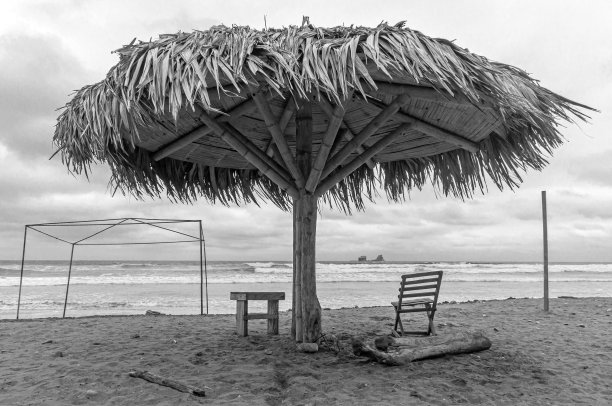 沙滩上有阳伞和椅子图片下载