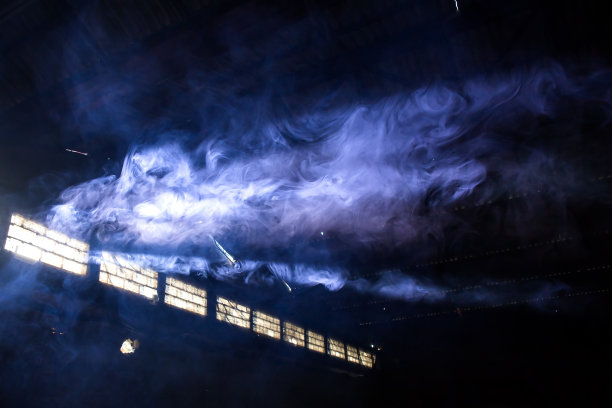 空空如也的机库中冒出了蓝色烟雾图片下载