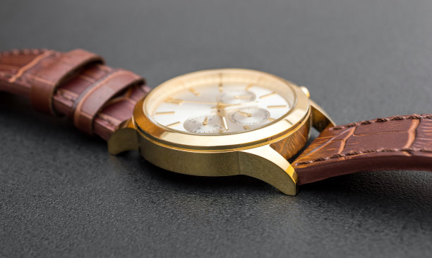 腕表在黑色背景上。关闭了。图片下载