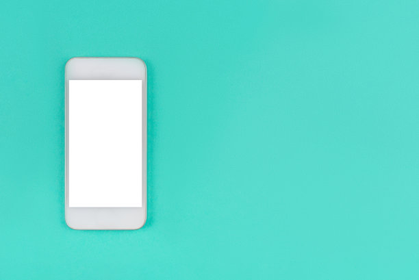 白色智能手机薄荷背景。图片下载
