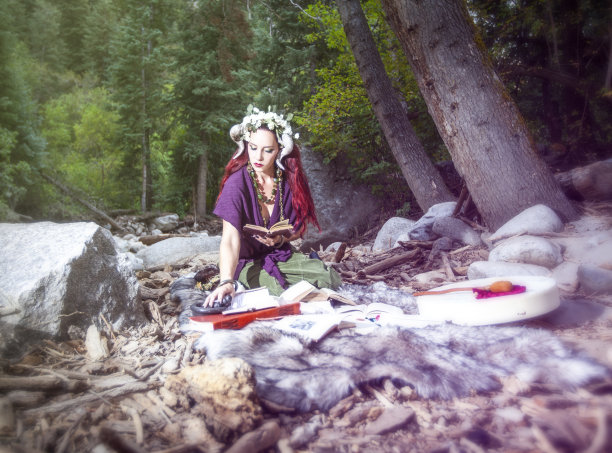 森林中的女巫图片下载