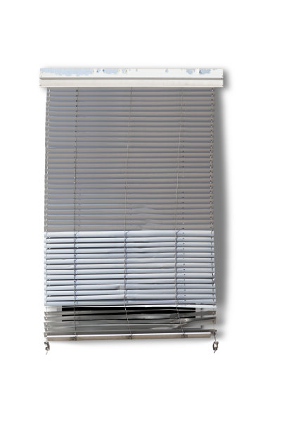 跑下灰色的百叶窗图片下载