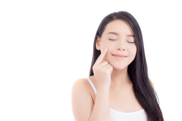 肖像美丽的女人亚洲化妆化妆品，女孩的手触摸脸颊和迷人的微笑，美丽的脸完美与健康隔离在白色的背景与皮肤保健概念。图片下载