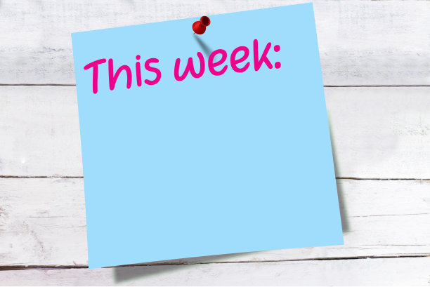 本周的笔记用蓝色的纸贴在木板上图片下载