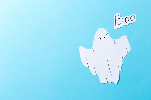 白色的幽灵床单服装与淡蓝色的背景。万圣节的恐怖小概念。图片下载