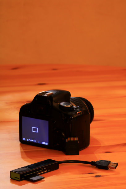 木质表面的现代摄影设备。图片下载