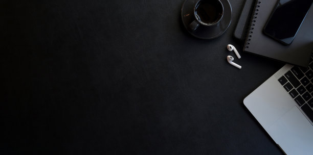 深色豪华风格的现代工作场所，有复印空间和办公用品图片下载