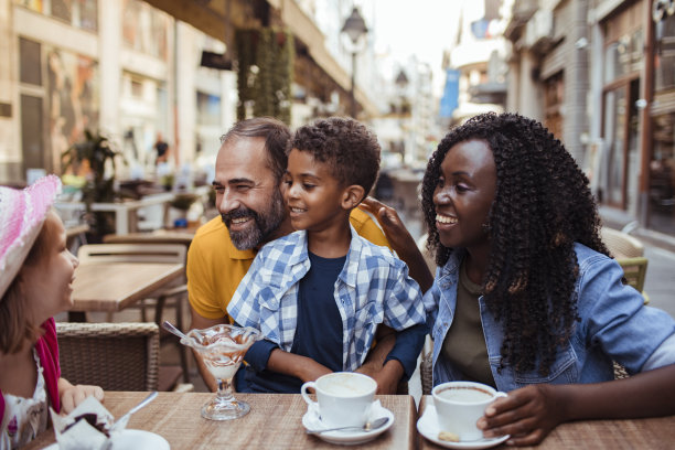咖啡馆里的家人图片下载