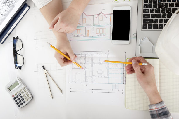 建筑师在设计蓝图，房地产项目。建筑师工作场所-建筑项目，蓝图，尺子，计算器，笔记本电脑和分频指南针。建筑的概念。工程工具。图片下载