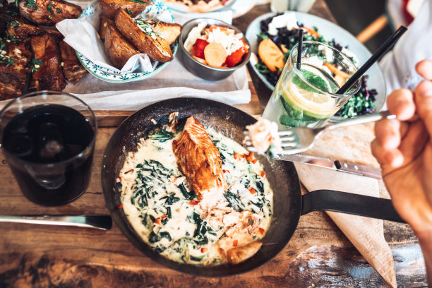 美味的午餐配烤鲑鱼图片下载