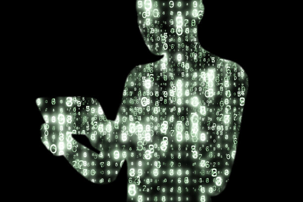 数据是一个女人使用手机的剪影。图片下载