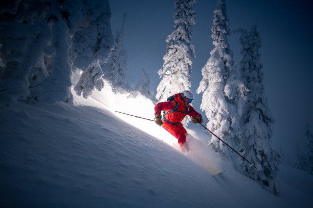 斯特罗姆在新鲜的粉末中滑雪。图片下载