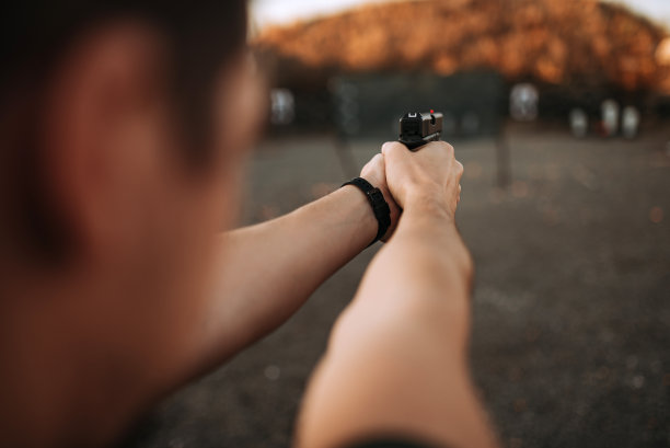 用手枪射击，个人视角，特写。图片下载