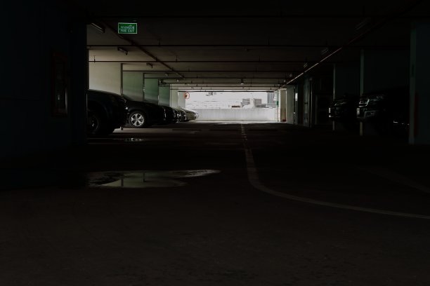 安静的停车场图片下载