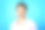 年轻微笑的男人在蓝色的工作室背景图片下载