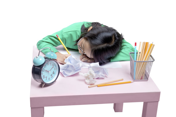 亚洲可爱的女孩戴着眼镜睡着了，在桌子上写字图片下载