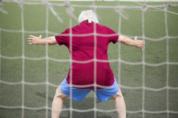 老年人在露天体育场锻炼身体图片下载