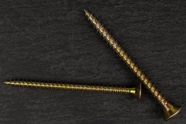 灰色石材上光滑的金属螺栓图片下载