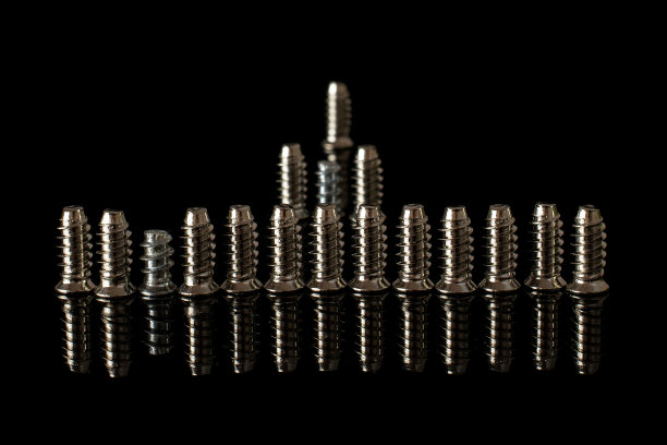 光滑的金属螺栓隔离在黑色玻璃上图片下载