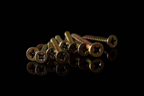 光滑的金属螺栓隔离在黑色玻璃上图片下载