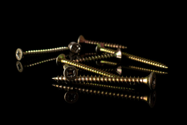 光滑的金属螺栓隔离在黑色玻璃上图片下载
