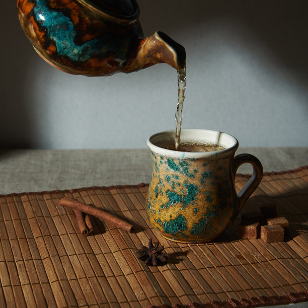 仍然生活。把茶从茶壶倒进杯子里。陶瓷手工制作的产品图片下载