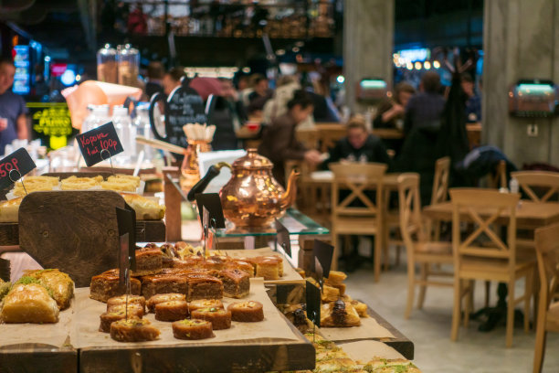 糕点店陈列的新鲜糕点图片下载