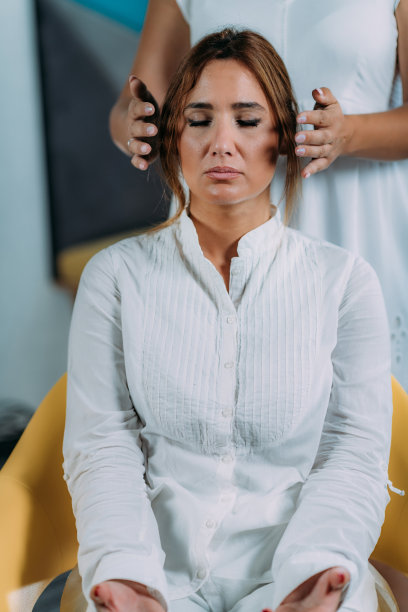 香巴拉治疗师与客户一起工作图片下载