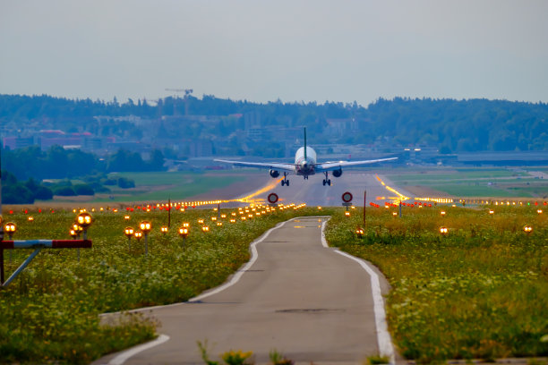飞机在机场跑道上着陆图片下载