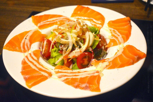 生鱼片三文鱼沙拉配蔬菜，新鲜生日式料理。图片下载