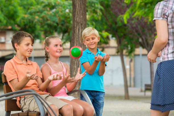 快乐的孩子们在玩球图片下载