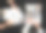 一个穿着白衬衫在笔记本电脑前工作的商人图片下载