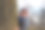 小男孩躲在一棵大树后面。一个孩子从树干后面向外张望。图片下载