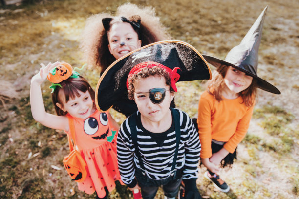 孩子们穿着万圣节的服装，玩得很开心图片下载