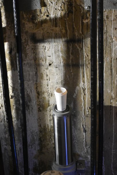 电梯井里的咖啡杯图片下载