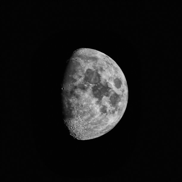 在夜晚的黑暗中，可以清楚地看到增加的大月牙图片下载