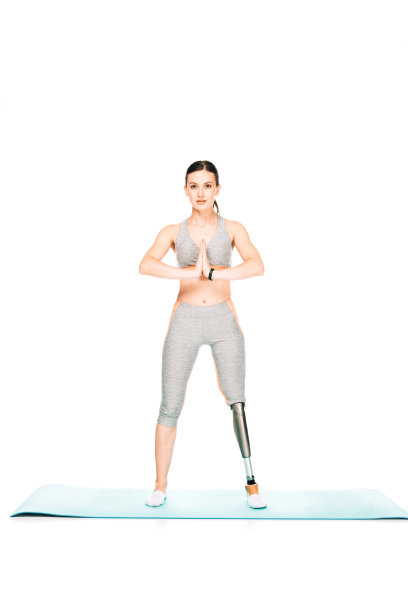 全长残疾妇女显示合十礼标志在健身垫子上孤立的白色图片下载