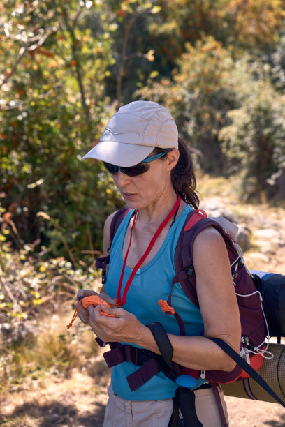 戴着帽子和太阳镜准备徒步旅行的女人图片下载