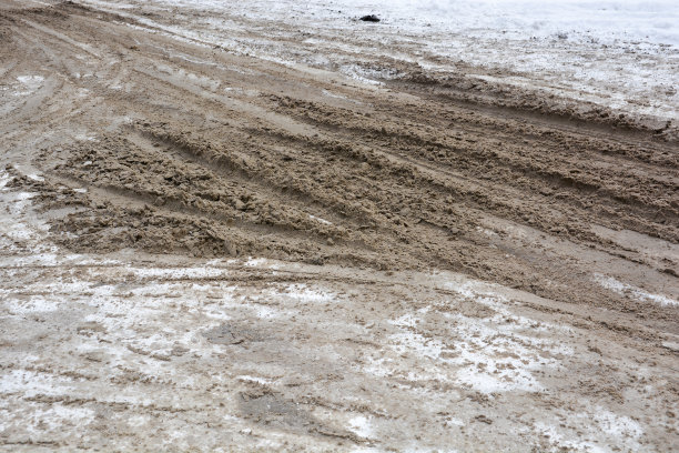 汽车轮胎在冬季路面上的胎面痕迹。图片下载